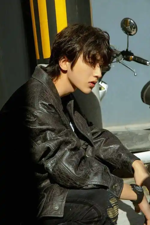 蔡徐坤身穿皮衣变机车男孩狂野不拘 面庞冷俊眉毛叛逆邪魅性感_写真