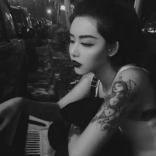 花臂纹身冷艳美人_黑白女生头像图片_扣扣居