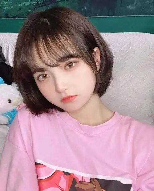 搭配空气刘海修饰脸型,   适合圆脸鹅蛋脸和方形脸,   搭配棕发娩变