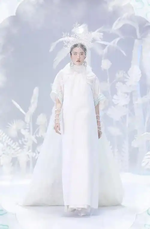 画意国风的雅韵意境演绎真正的仙风道骨丨盖娅传说熊英2020aw若水时装
