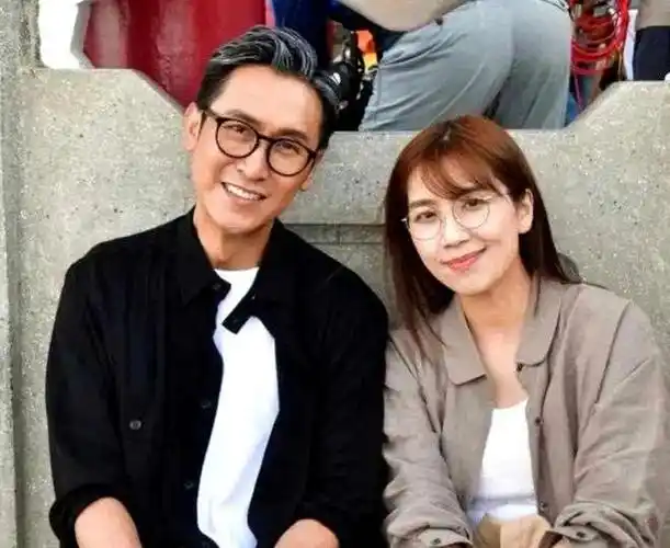 马德钟和黄智雯合影《再见·枕边人》电视剧剧情介绍第21集3月25日(一