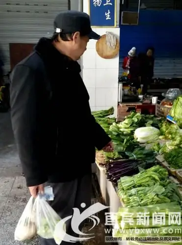 买菜拎回多个塑料袋 谁还记得"限塑令"?