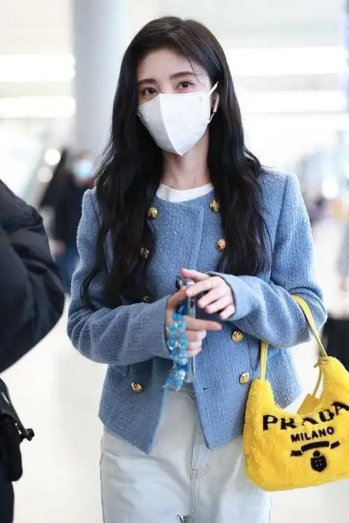 鞠婧祎个子不高时尚感挺强小香风外套配白t小个子快跟着学