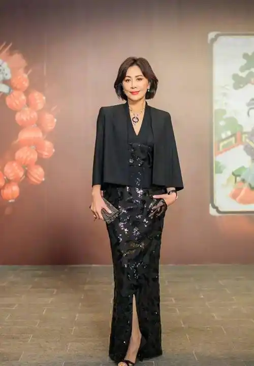 刘嘉玲老气,穿着深v超短裙显得性感撩人,五十多岁的他是什么样子的?