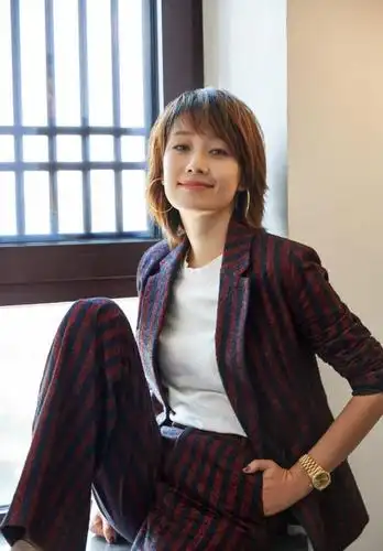 43岁马伊琍剪掉十年长发真漂亮,了解几点短发冷知识,年轻又时尚