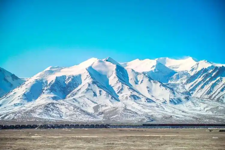 在青海的昆仑山,有一座海拔6178 米的山峰,是昆仑山东部的最高峰.