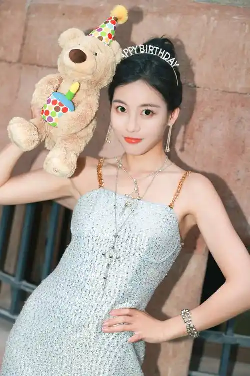 孙芮生日照也太甜了,妥妥受宠小公主呀_蓝色_吊带_小熊