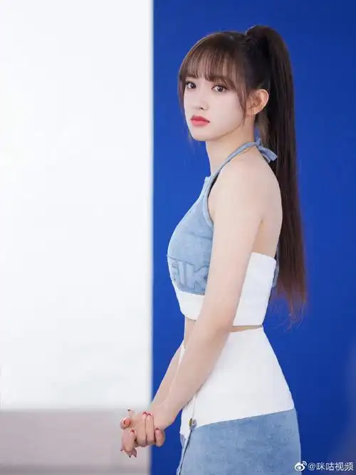 咪咕星鲜事##程潇白色露腰短上衣造型