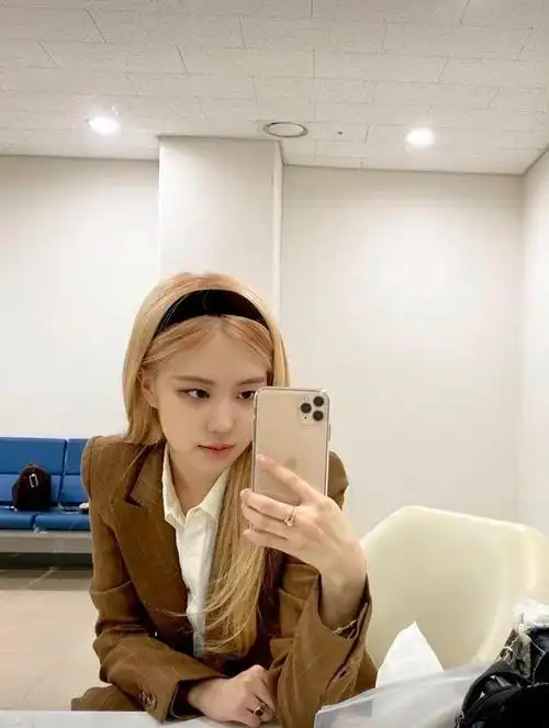 rosé 对镜自拍合集__财经头条