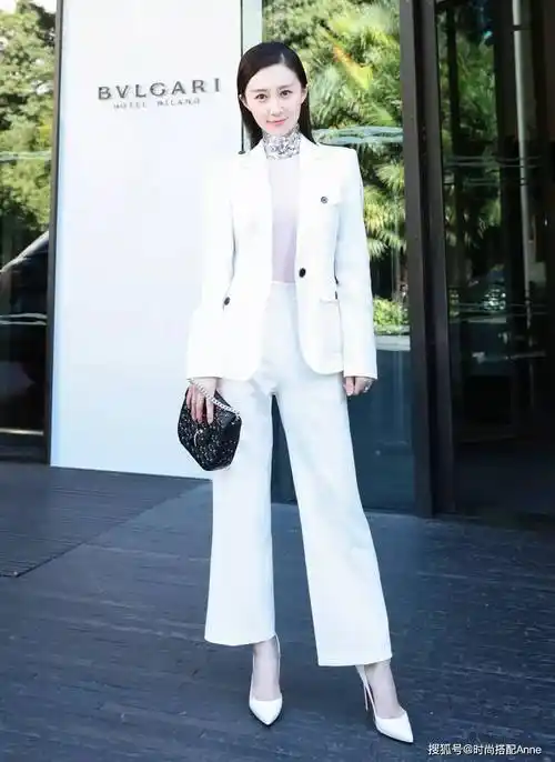 舒畅太有范,白色西装穿出名媛范,颈圈太高级_身材_高跟鞋_女人