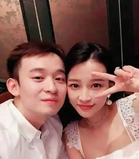 孙怡结婚的时候才24岁,算是娱乐圈结婚非常早的年龄,要知道很多在这个