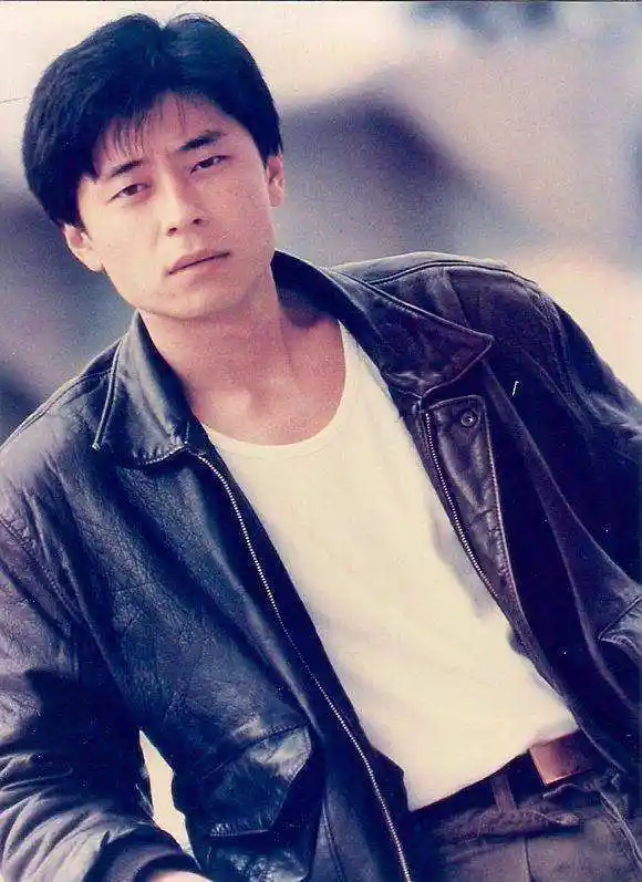 原创被毒哑的王杰两任妻子离去和儿女形同陌路今58岁依旧单身