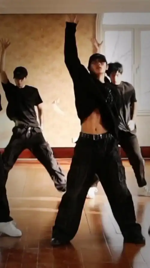 吗的站这么远腹肌也能这么清晰.    #丁程鑫校园剧男主