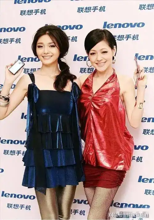 大s和小s两姐妹同框比美