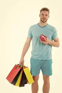 男人买东西图片