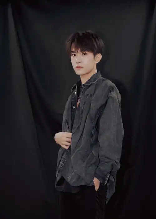 冷艳少年易烊千玺帅照来袭快来收下这份心动