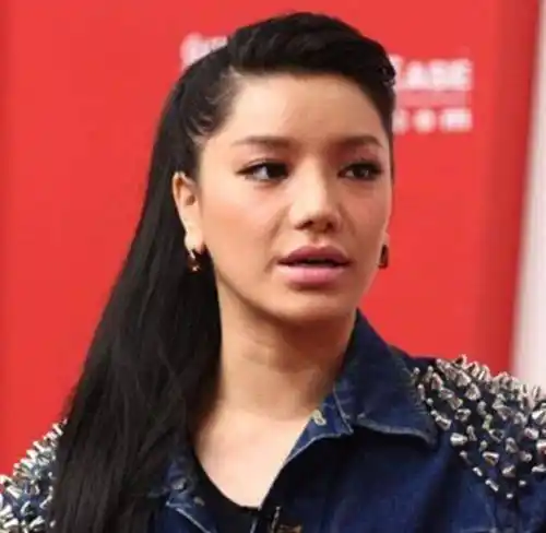 不看不知道,一看吓一跳,很多人根本认不出这是江映蓉,在非洲拍的照片