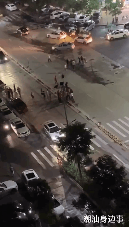 潮汕某酒吧门口深夜聚众斗殴,场面堪比古惑仔!