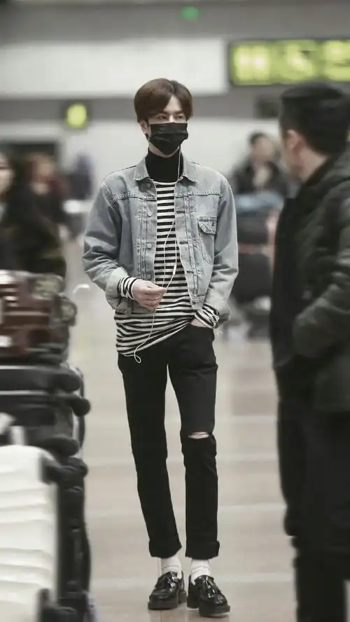 王一博的每一次机场亮相,都如同一场精心策划的时尚秀,让人移不开眼