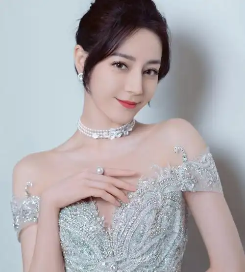 迪丽热巴同款盘发 优雅迷人气质满分_明星发型 - 美发站