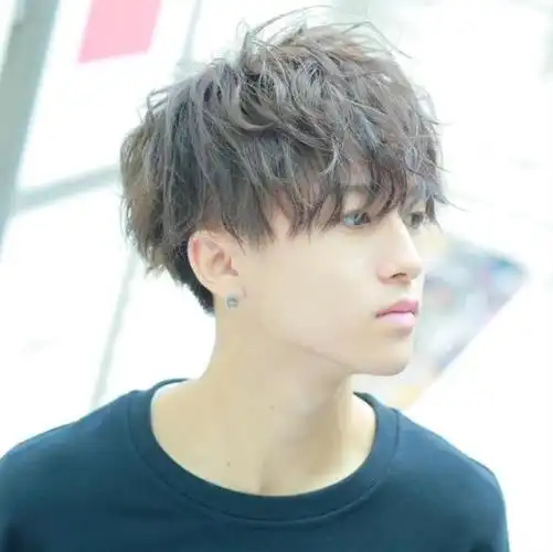 男生轻微纹理烫换个纹理发型感觉帅多了