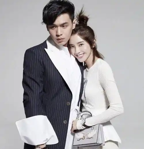 张若昀唐艺昕婚后拍写真,甜蜜相拥高调撒糖,幸福的味道溢满屏幕_爱情