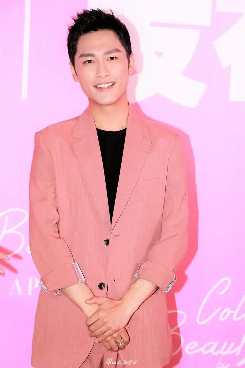 组图:朱梓骁不受"郭敬明事件"影响 副业当老板春风得意