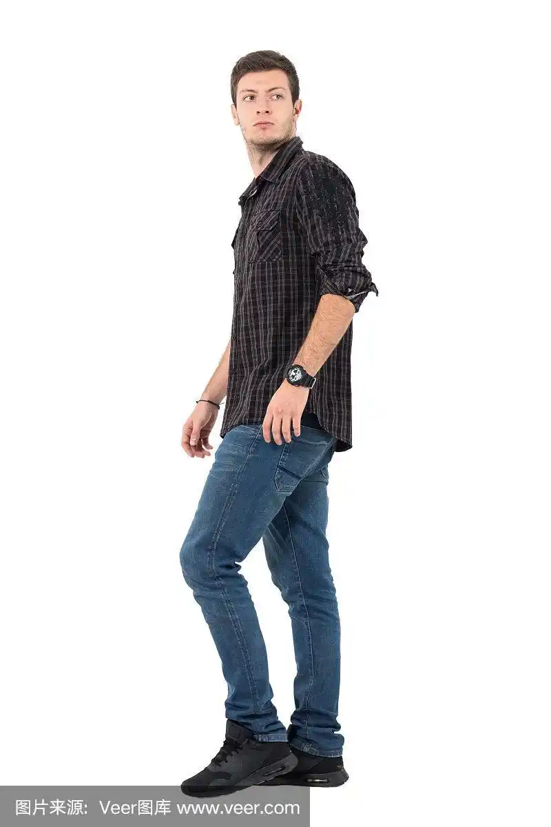 侧面的随意的人走回头看肩膀