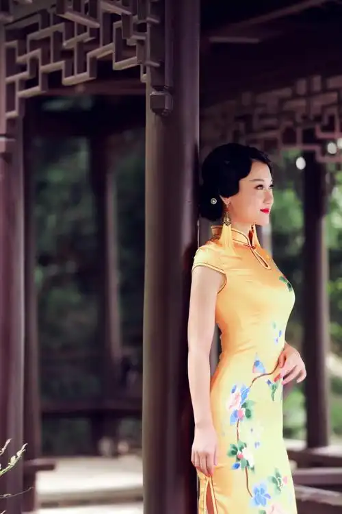 穿旗袍的女子
