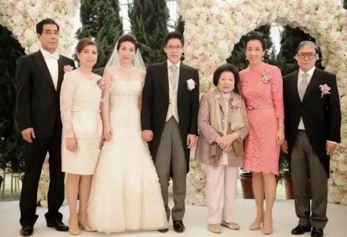 但这并不是因为朱玲玲处事圆滑,曾经霍启山和章子怡谈恋爱时,她就表示