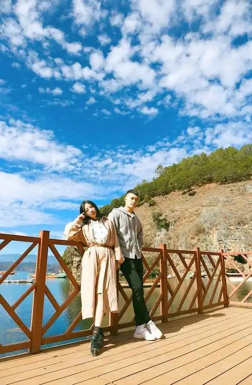 90后情侣丽江旅行,男朋友有2,3,4个女朋友,网友:人格分裂