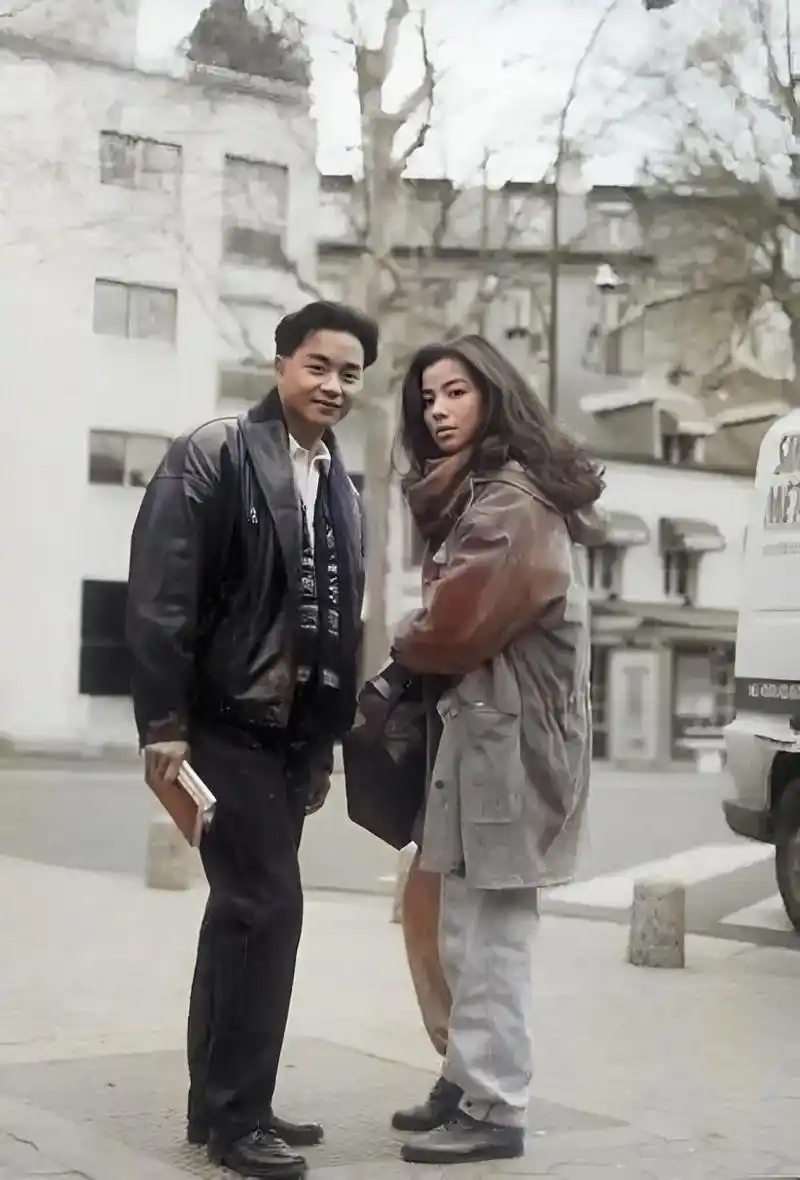 照片中的钟楚红性感迷人.张国荣英俊潇洒,都很年轻!   #动态创作月