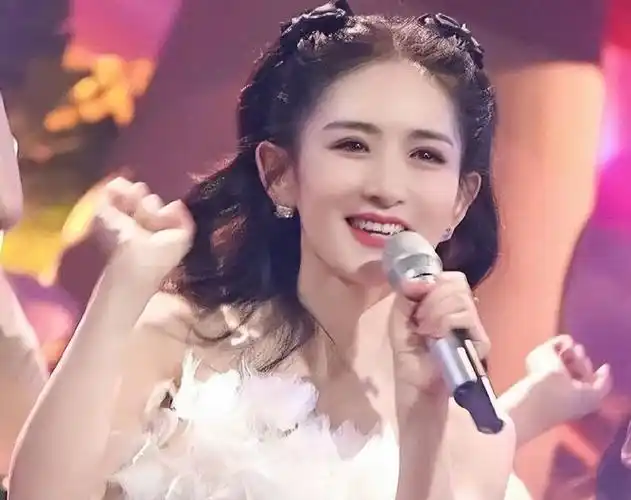 据悉,谢娜于2018年初生下双胞胎女儿跳跳和俏俏,2021年,谢娜又官宣怀