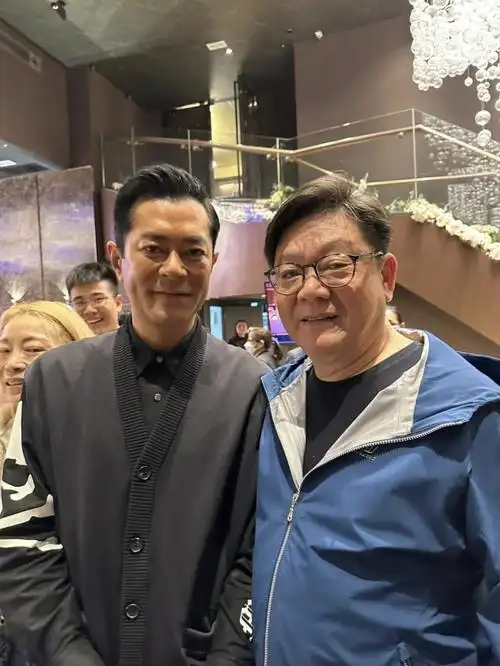 钱嘉乐举办动作演员春茗,古天乐现身众人争相留影,合照略显疲惫_活动