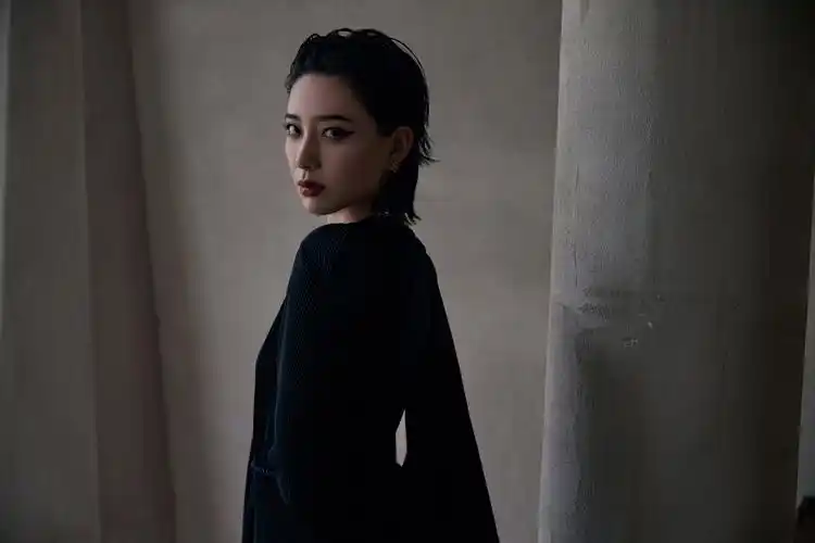 李斯丹妮 黑色长裙造型_高清图集_新浪网