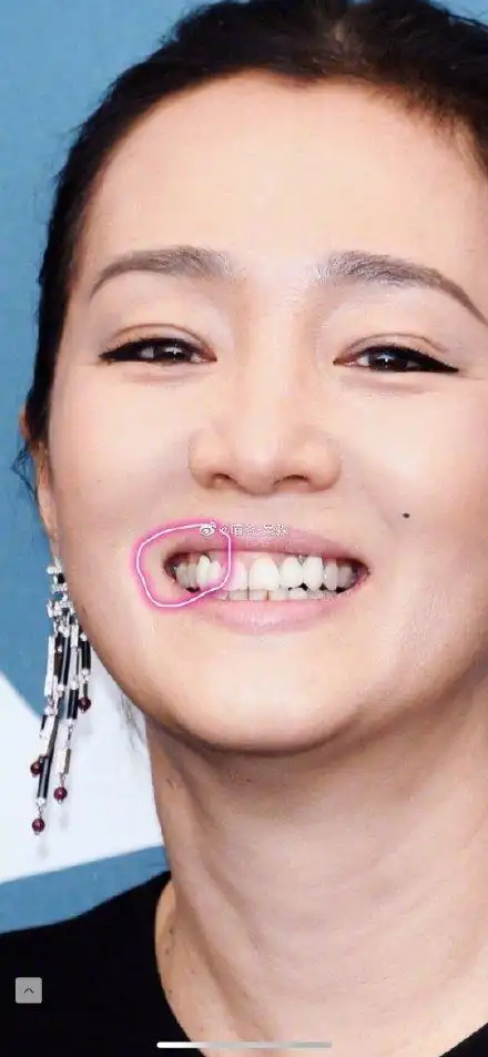 原创巩俐一衣三穿霸气走威尼斯红毯博主的关注点却在颈纹与烂牙