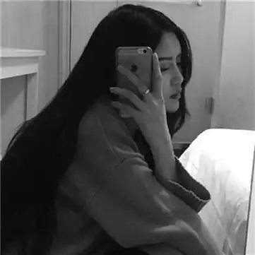 女生黑白伤感头像时光不负有心人