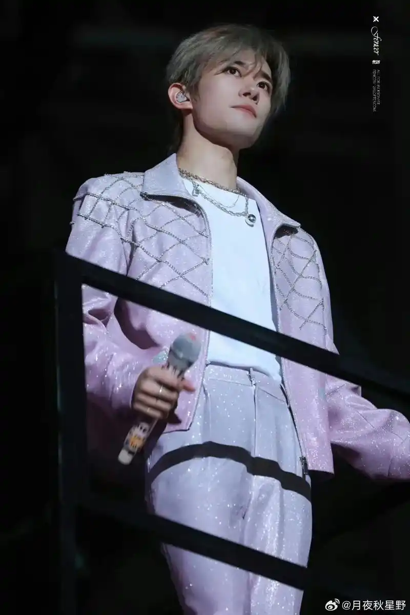 十周年演唱会上粉粉的玺子哥#tfboys十年之约#易烊千玺 - 抖音