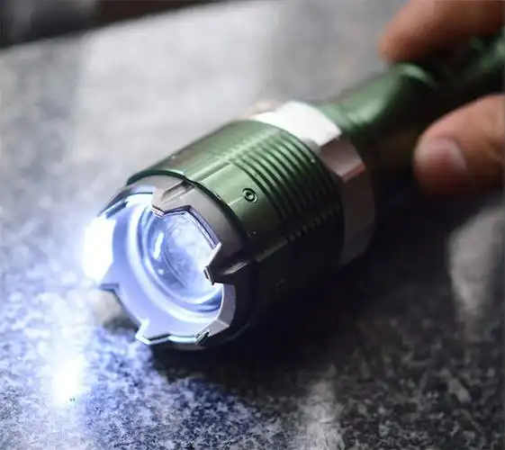 黑鹰hy-8810型警用高压电击器照明效果