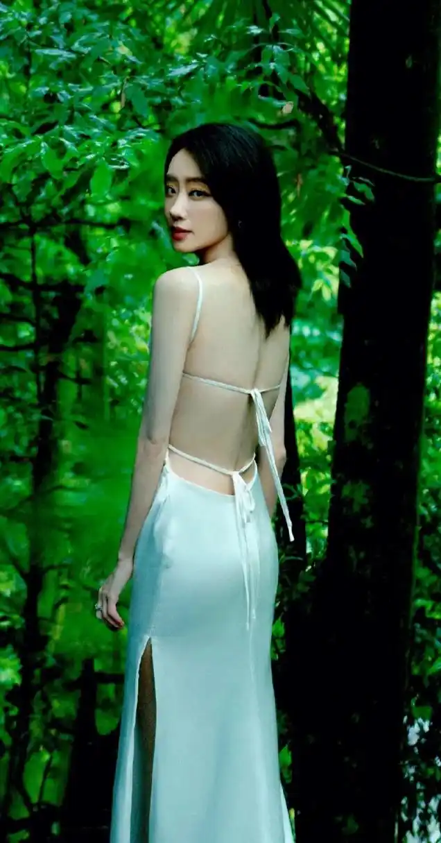 张小斐上传了两张写真照,又美又仙,然而评论里很多人却说不合适,因为