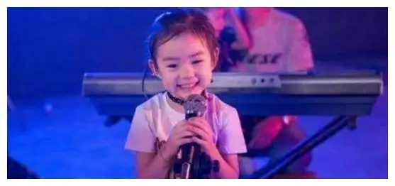 小糯米正面照终于公开了,不像爸爸妈妈,隔代遗传基因强大