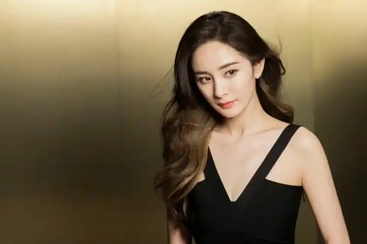 杨幂广告花絮释出 美人如画唯美旖旎