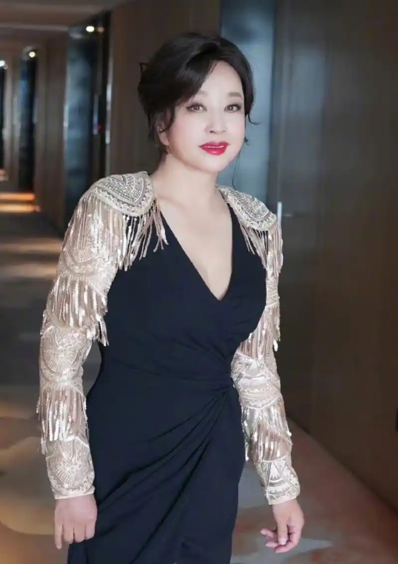 刘晓庆一把年纪了跟着年轻人凑热闹,穿上礼服参加活动精气神十足.