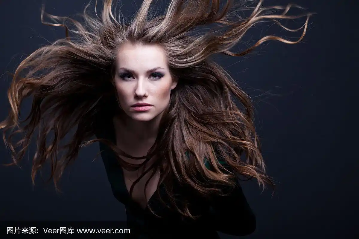 年轻貌美,头发飘逸