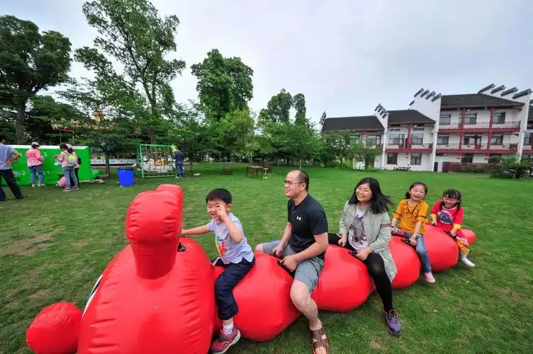 无锡鹅湖玫瑰文化园里,"六一"亲子游园会活动丰富多彩.