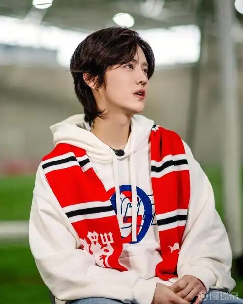 鹿晗造访老特拉福德,与鲁尼,费迪南德等人合影