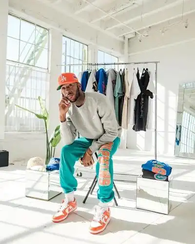 jordan 11 low ie  & ua curry 7 已知庄神2米11,求纽曼身高究竟多少