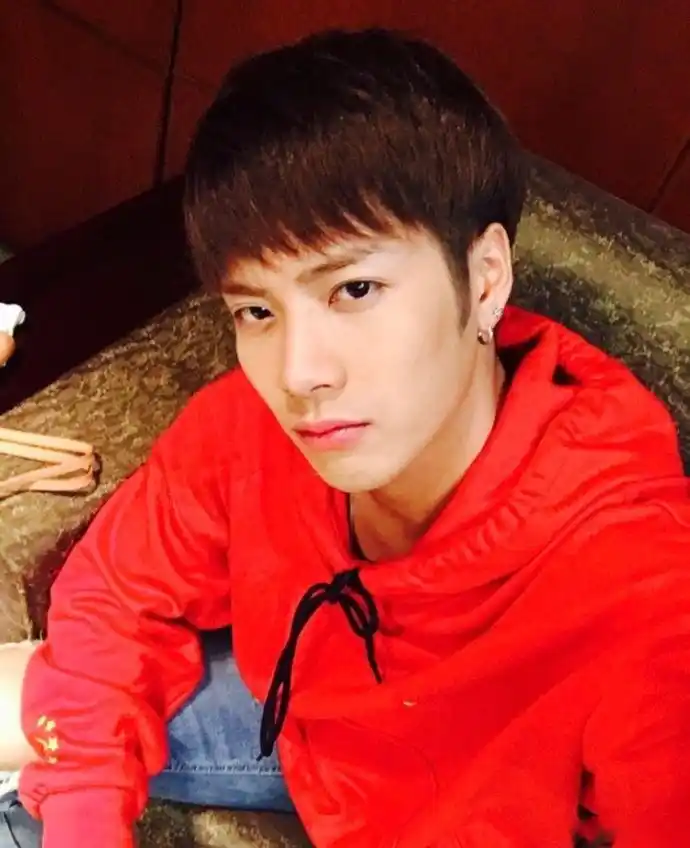 王嘉尔 简直就是个爱卖萌又逗比的大男孩