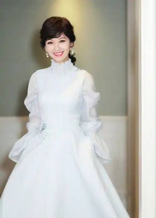 赵雅芝:带着两个儿子再婚,现任丈夫和三个学霸儿子是她的骄傲_工作