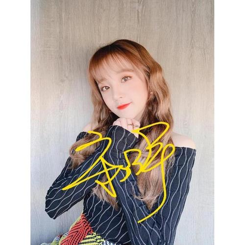 6寸  宋雨琦

 亲笔签名照片  5  号